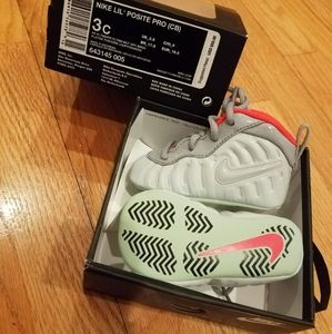 New with box Nike sneaker shoes unisex